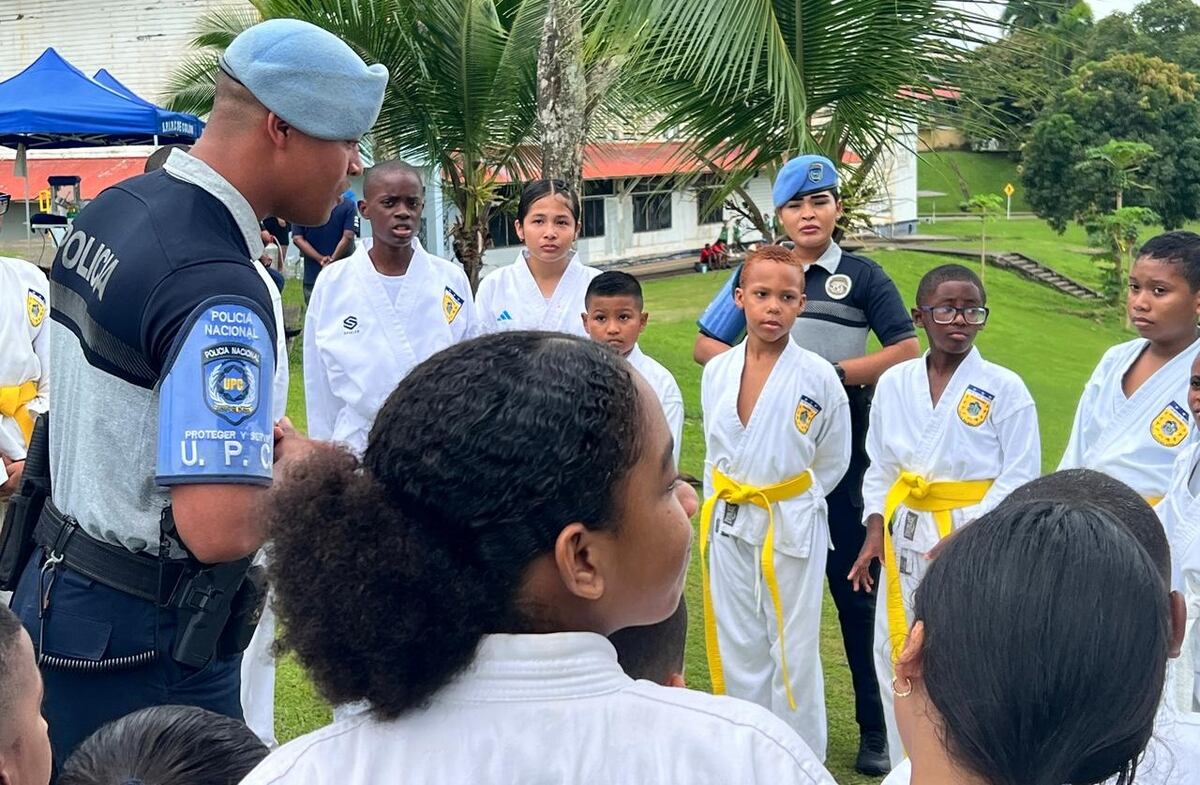Policía y jóvenes de Colón juegan en el mismo equipo por un futuro sin violencia