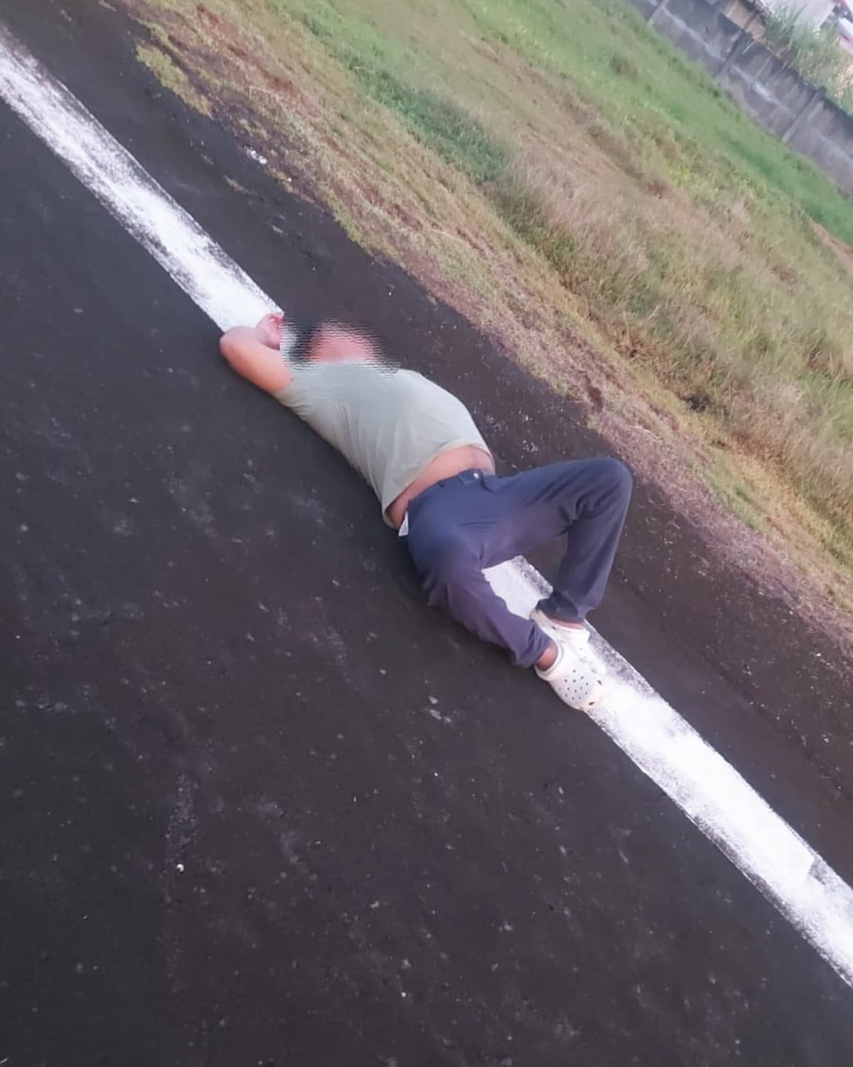 Estaba en el quinto sueño: hallan a un hombre en pista del aeropuerto de Isla Colón