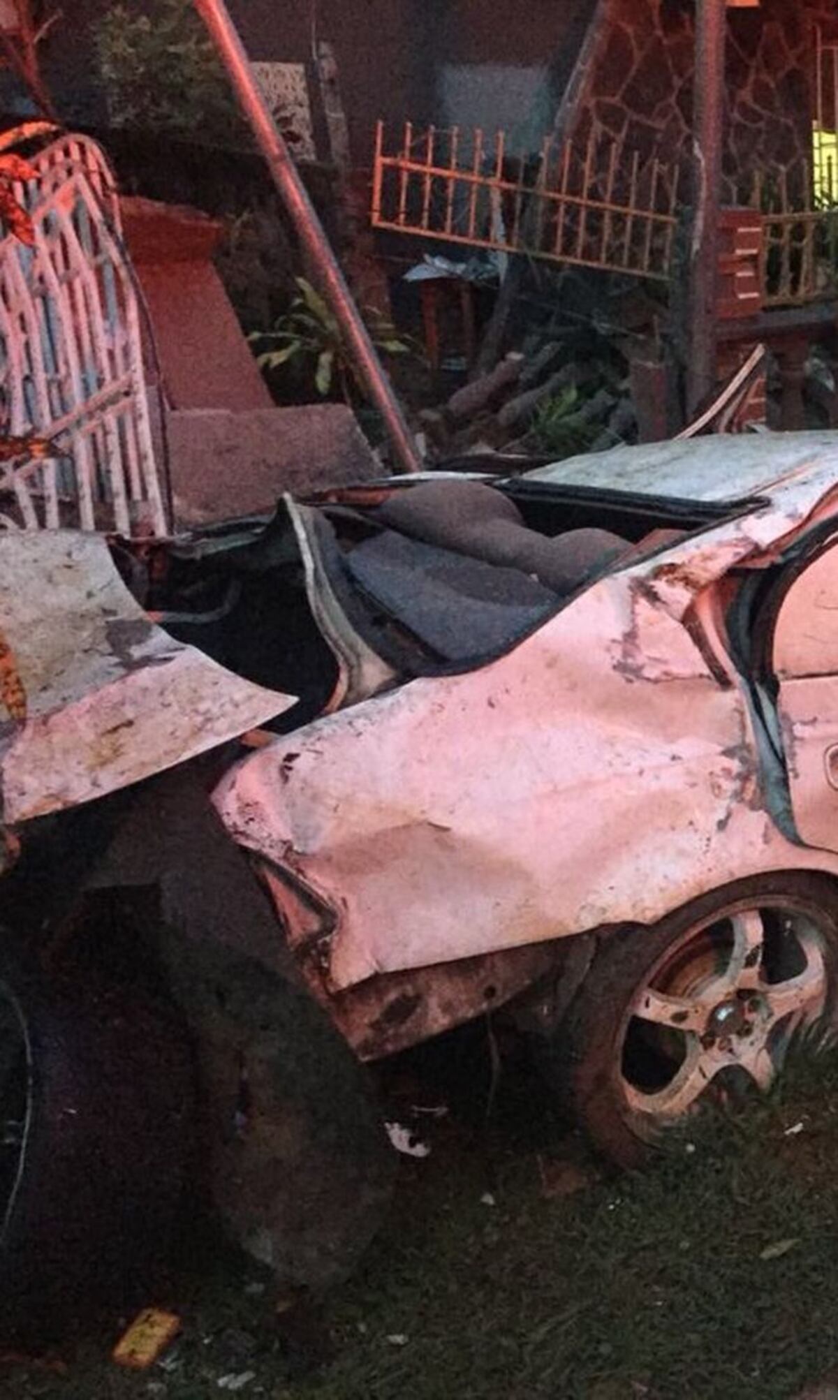 Un presunto borracho se vuela la cerca, cae en casa de anciana y la desbarata