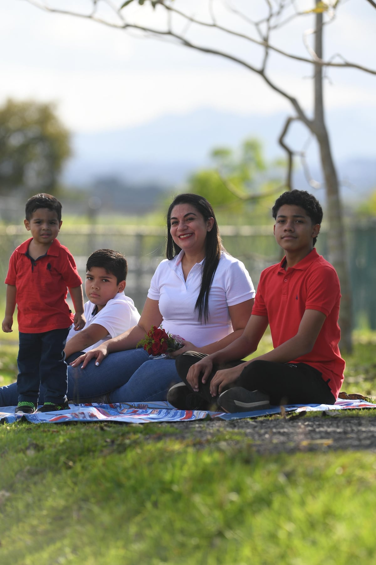 El amor al aire libre: Una madre y tres niños en el lente de Elyseé Fernández