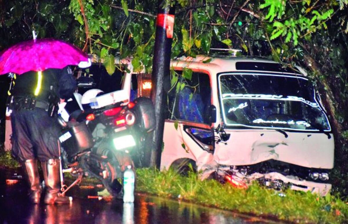 Pareja falleció tras chocar brutalmente con bus lleno de menores de edad