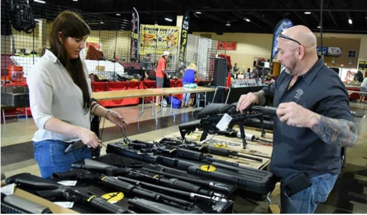 ¿Quién los entiende? A días de la masacre hacen feria de armas en Florida