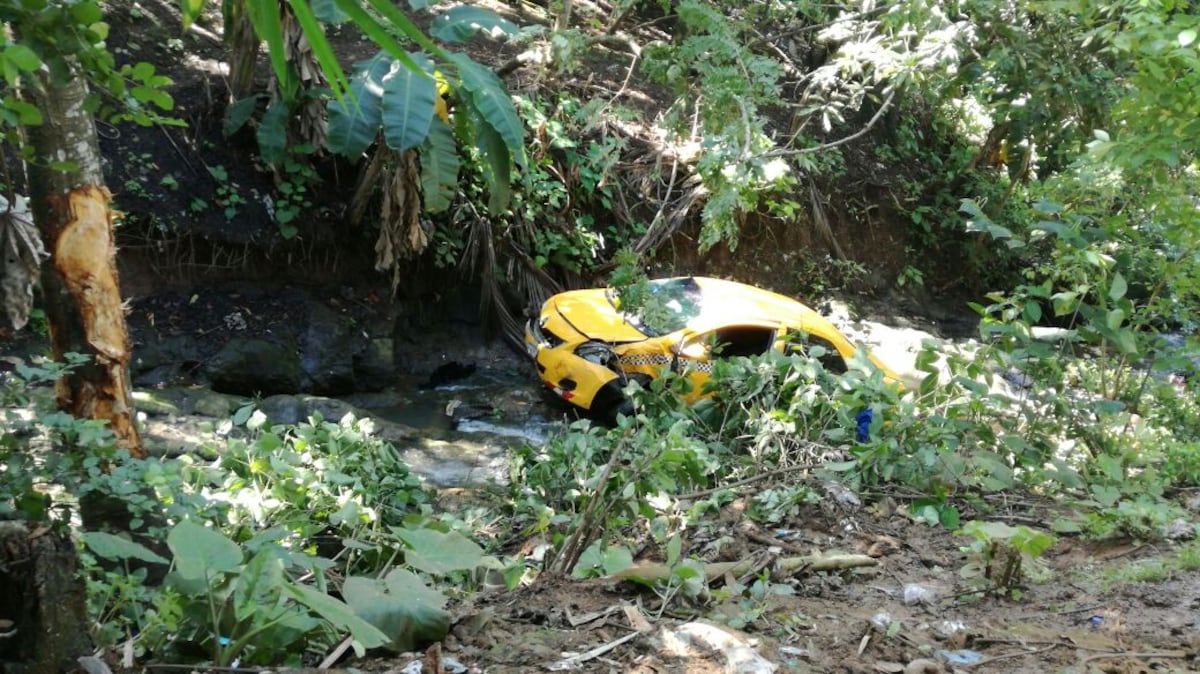 PAREJA CAE A UN PRECIPICIO. El taxi se quedó sin frenos 