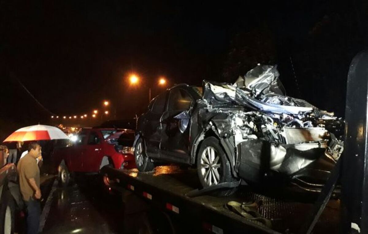 [FOTOS-VIDEOS] Aparatoso accidente sobre vía Centenario. Un muerto