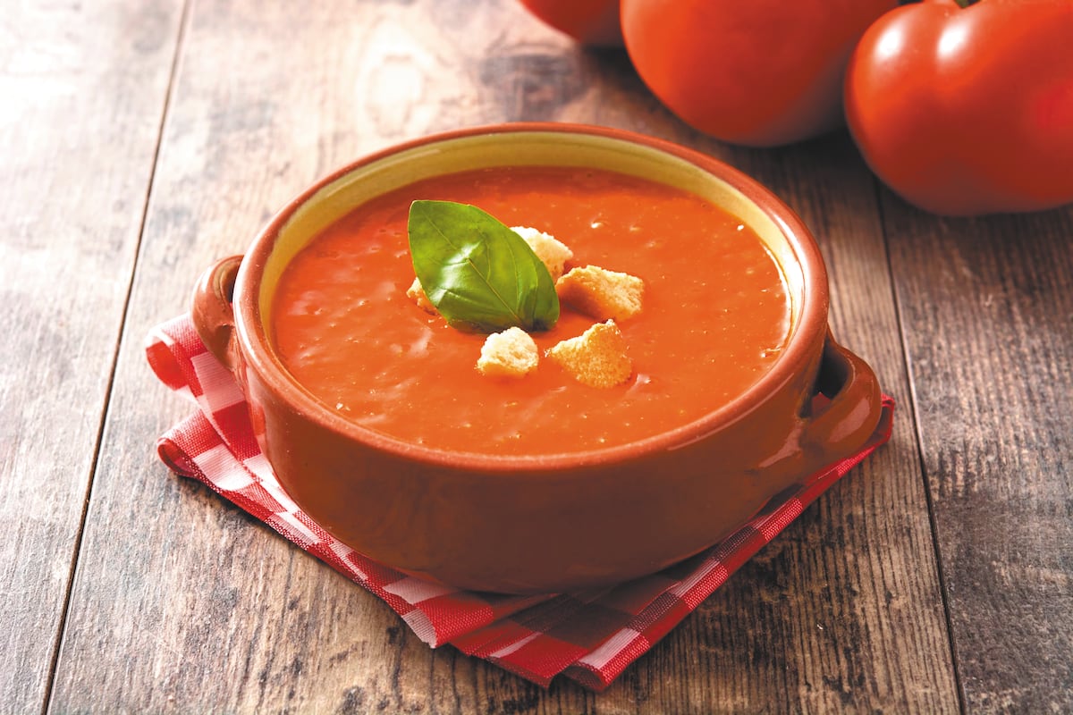 Receta de crema de tomate y te explicamos por qué debes incluir el licopeno en tu dieta