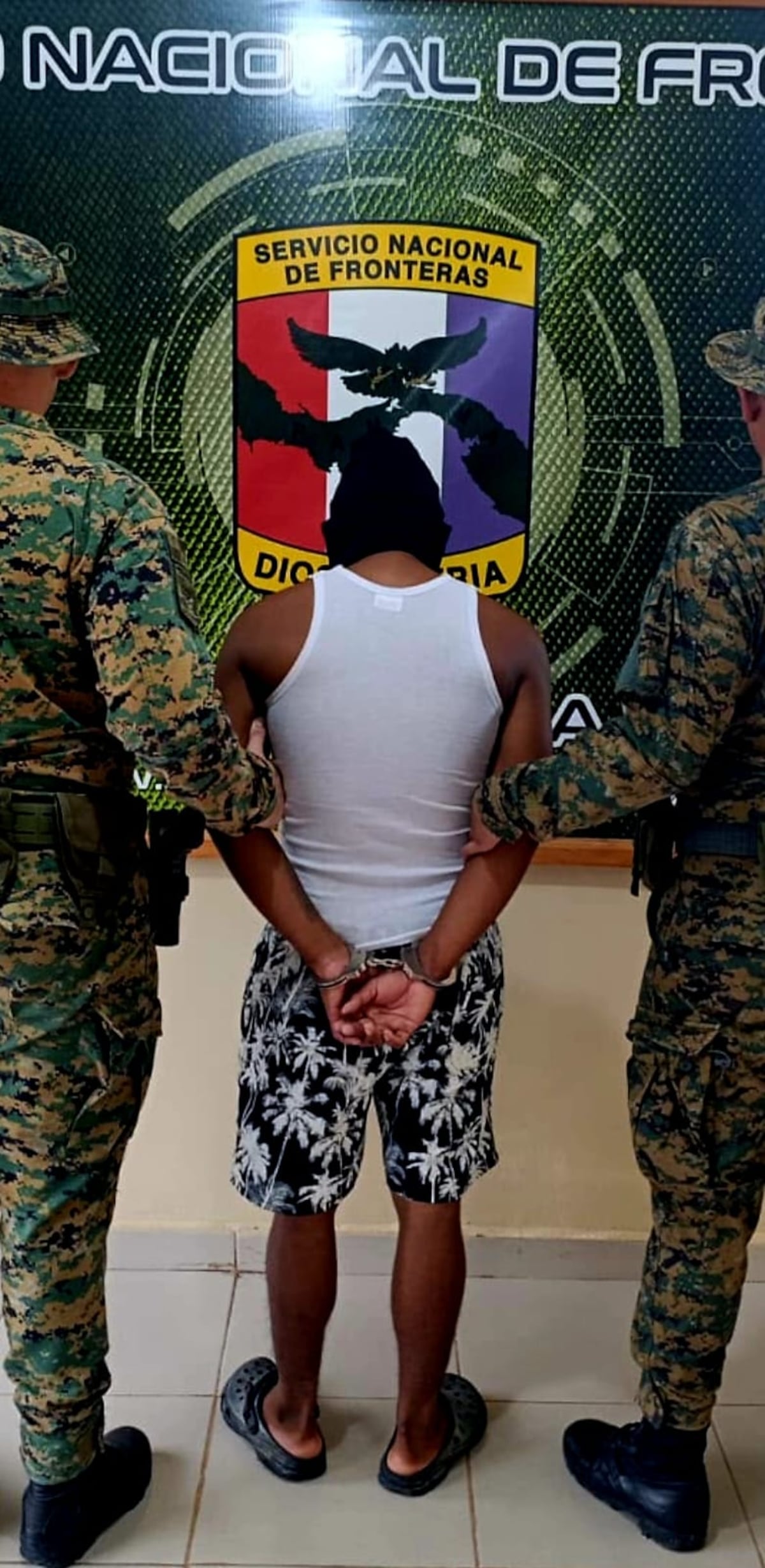 ¡Lo vieron y soltó la bolsa! Cae con 19 carrizos en Darién
