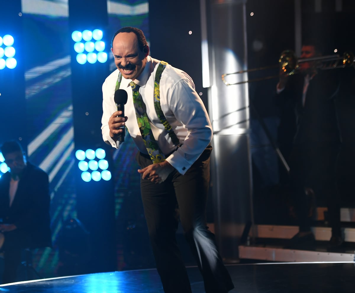 Intérprete de Óscar De León en ‘Yo me llamo’ es sacado de emergencia de tarima por un inesperado aire en el pecho