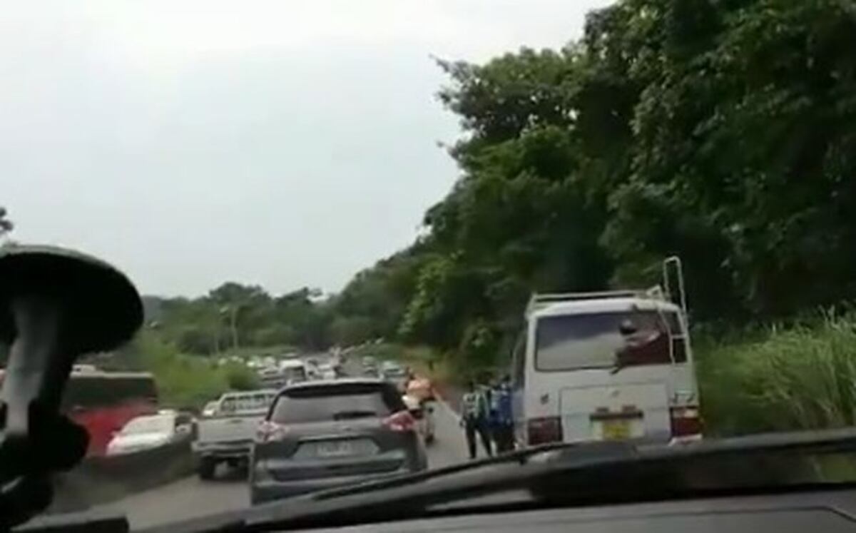 Robo a mano armada.Pasajeros se enfrentan a delincuentes en bus en Loma Cová