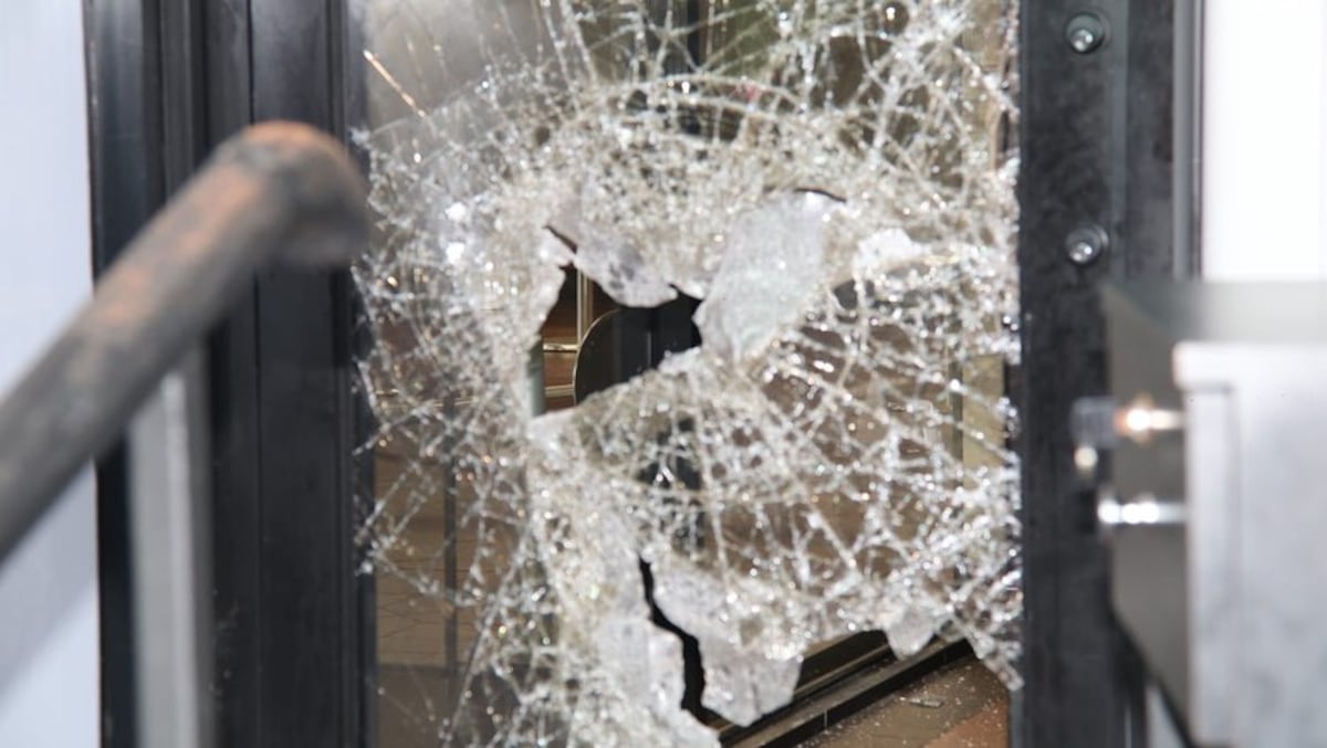 Policía Nacional ubica el vehículo utilizado en el robo al Banco General. Buscan a los 4 delincuentes