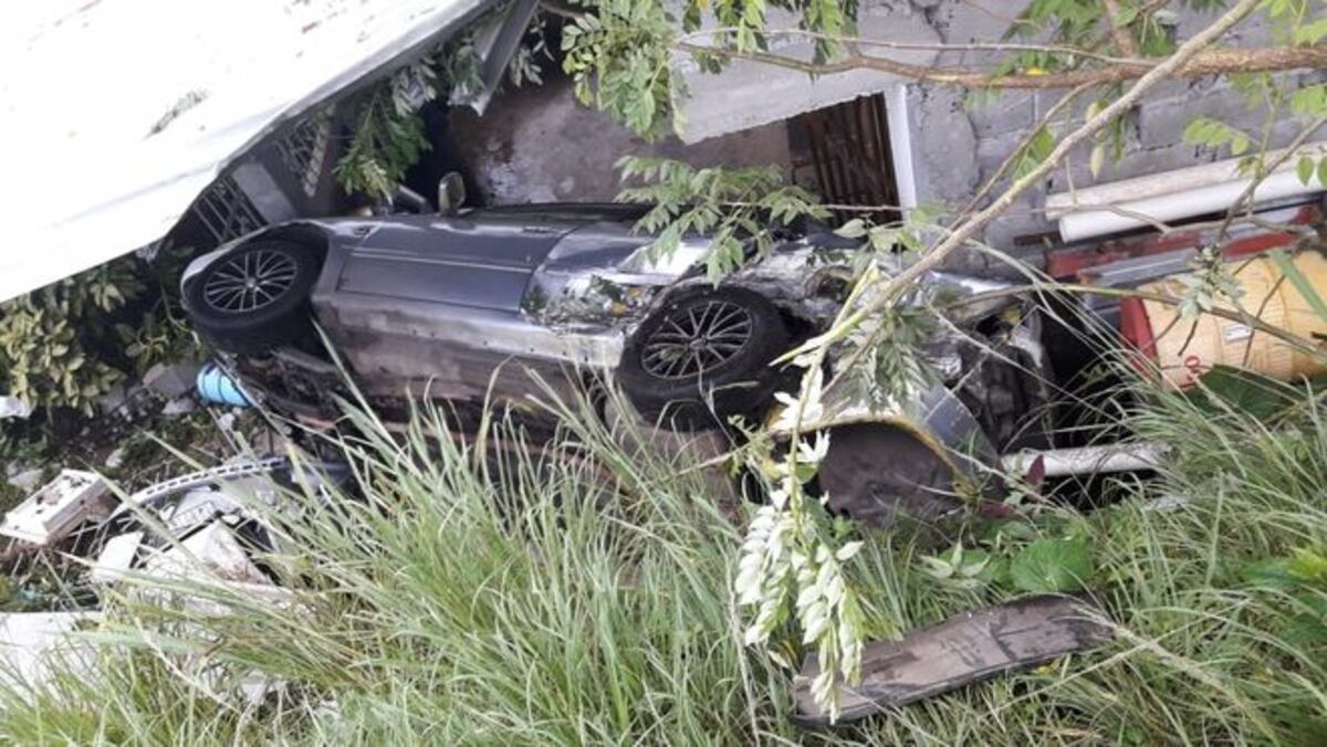 Auto colisiona y cae dentro de una casa en Alcalde Díaz. Hay heridos | Video