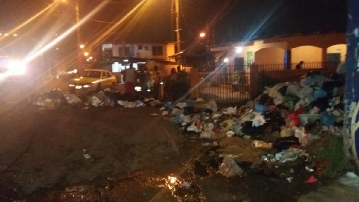 Trancan calle con cúmulos de basura que hace un mes no les recogen.Se emberracan