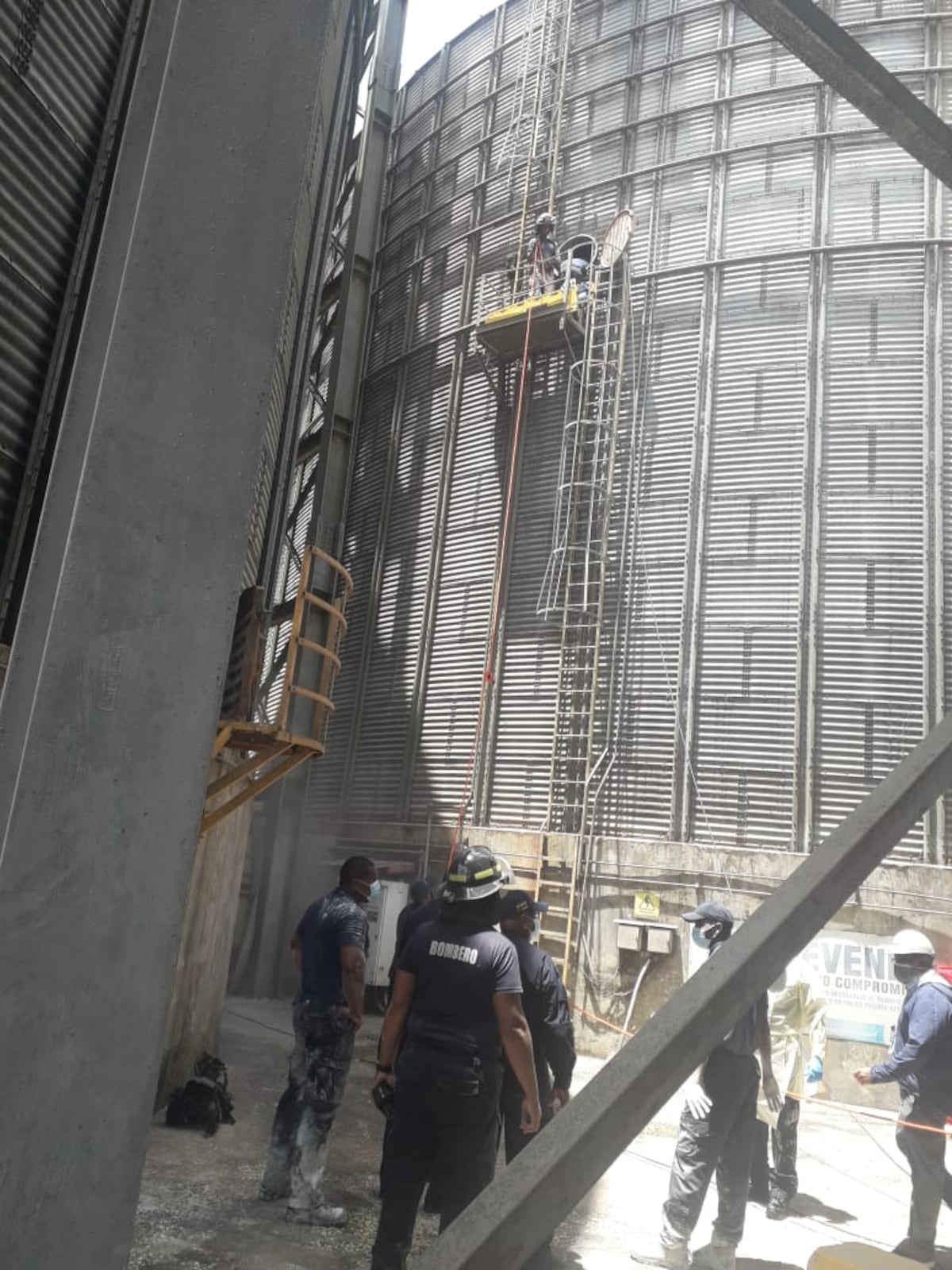 Colón, llora a sus dos trabajadores asfixiados en un silo que estaba lleno de maíz 