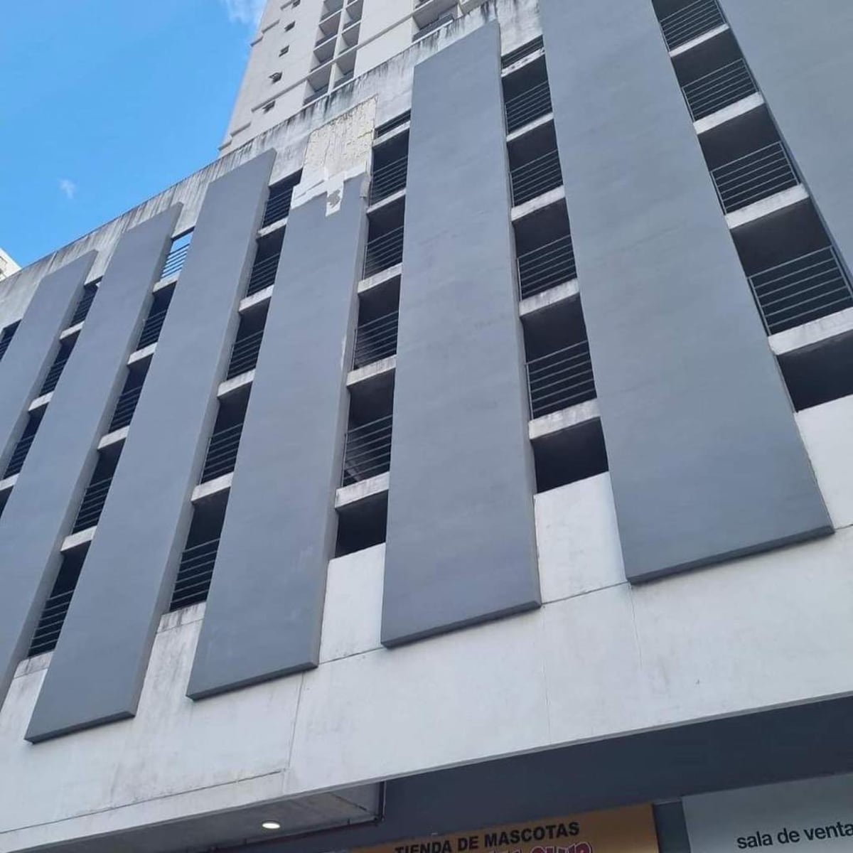 Residentes están alarmados. Parte de la estructura del PH Athas, cerca de la 12 de Octubre, se desploma