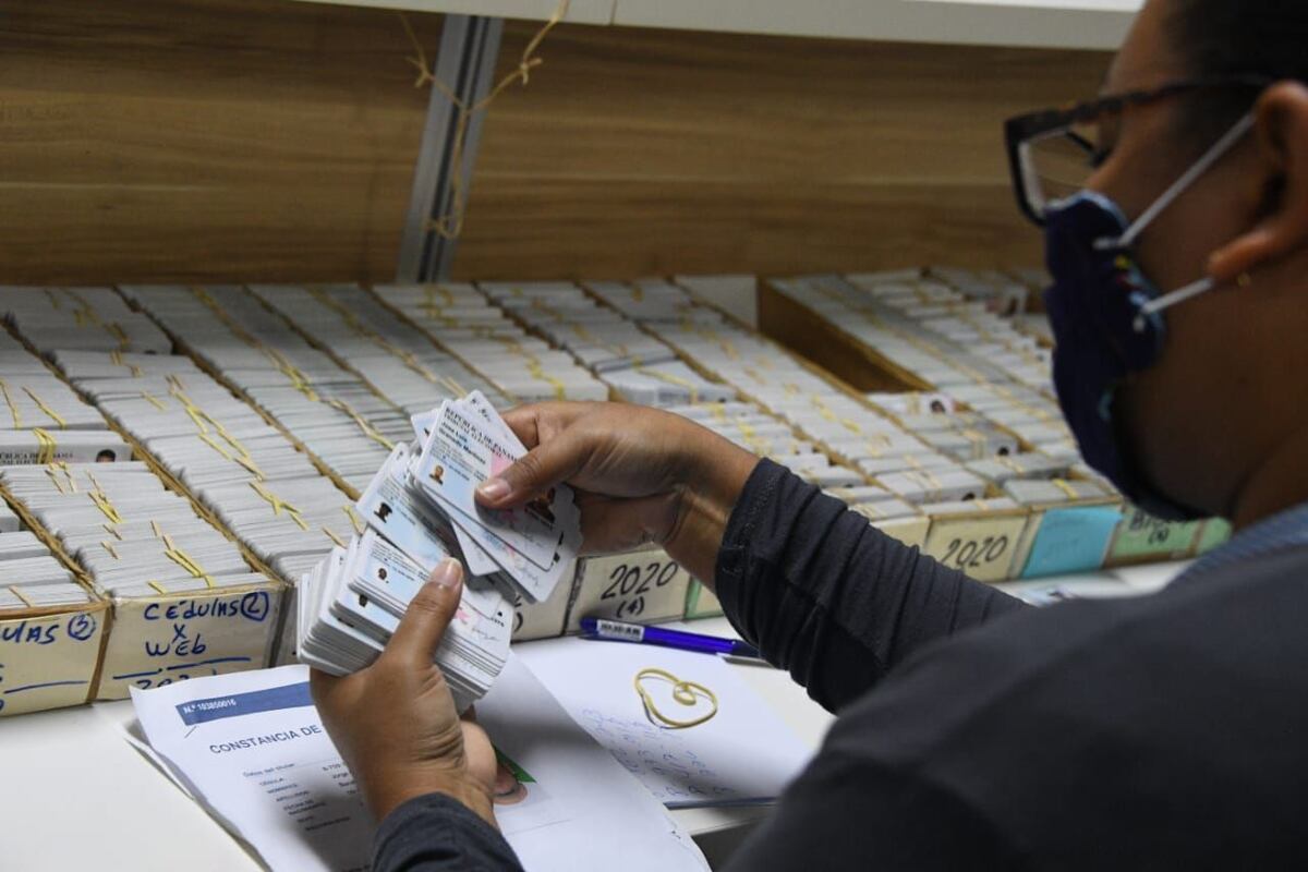 Extienden vigencia de cédulas vencidas