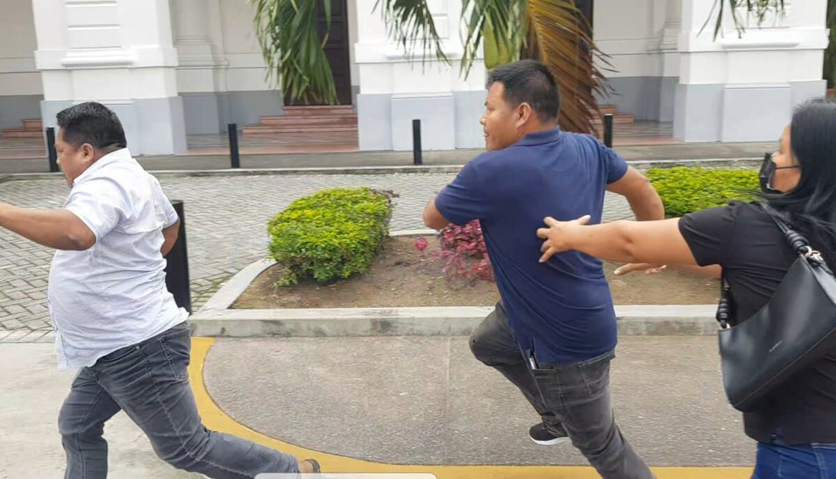 Se formó.  Cacique de Tierras Colectivas recibe puños y patadas afuera del Ministerio de Gobierno por desalojo de tierras. Video