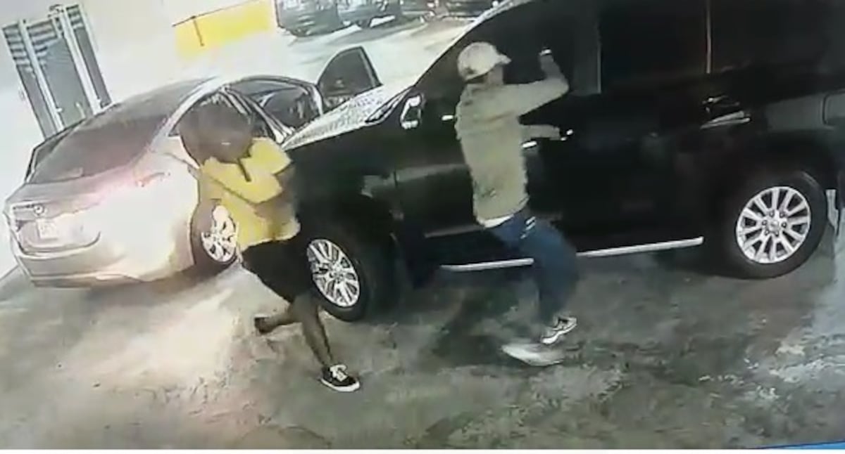 Con arma y mazo en mano delincuentes asaltan a conductora. Iba con sus hijos. Video