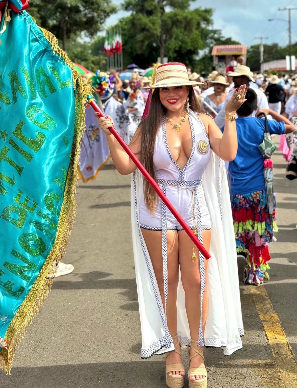 ¿Sensual o vulgar? Yaneth Marín se robó todas las miradas al ser la abanderada en el Festival del Sombrero Pintao