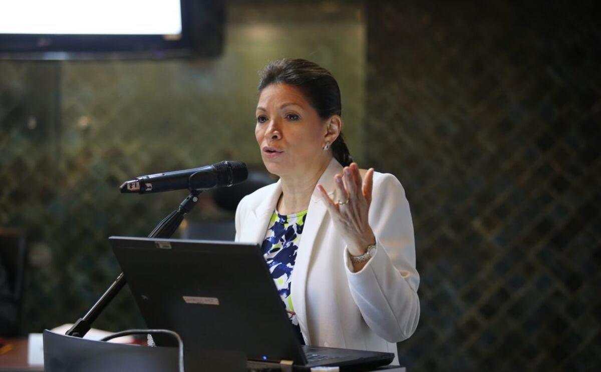 Ana Matilde regresa plata de su salario a la Asamblea. Explican por qué