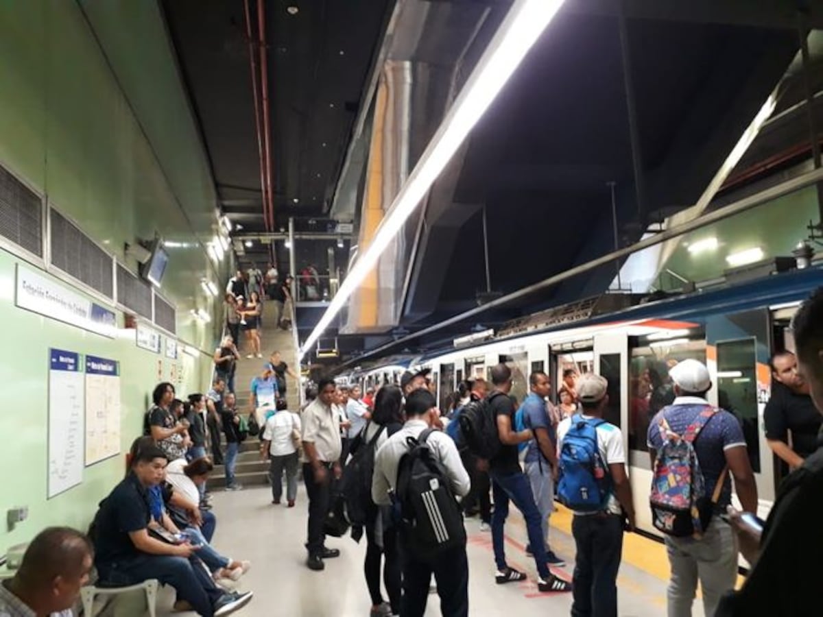 Una persona se lanzó a la pasarela de túnel del Metro. Causa revuelo | Video