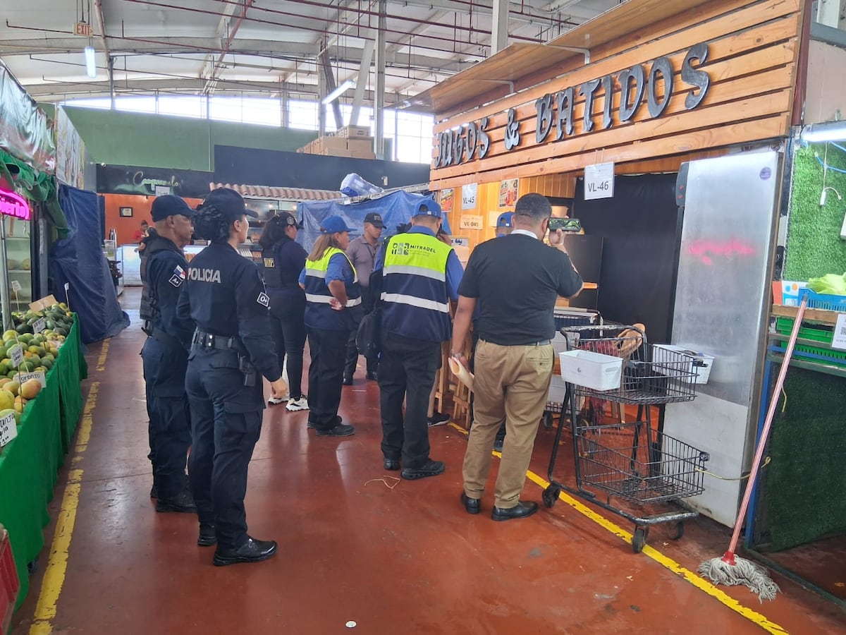 LA SEMANA DE LOS ‘GOTA A GOTA’. Iba en moto, cargaba cinco tarjetas y dinero: colombiano cae en operativo en Merca Panamá