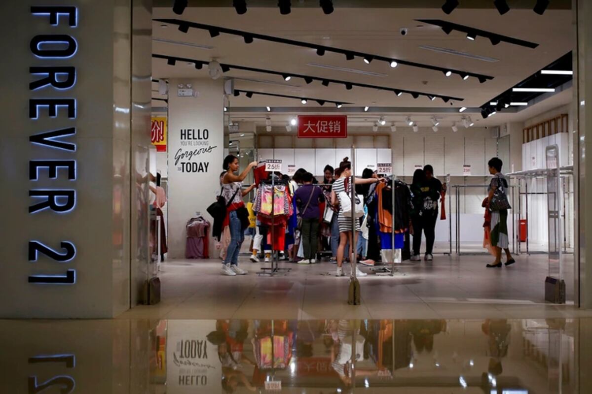 Si compra ropa en Forever 21 ponga atención. La cadena de moda se declaró en bancarrota y cerrará más de 170 tiendas