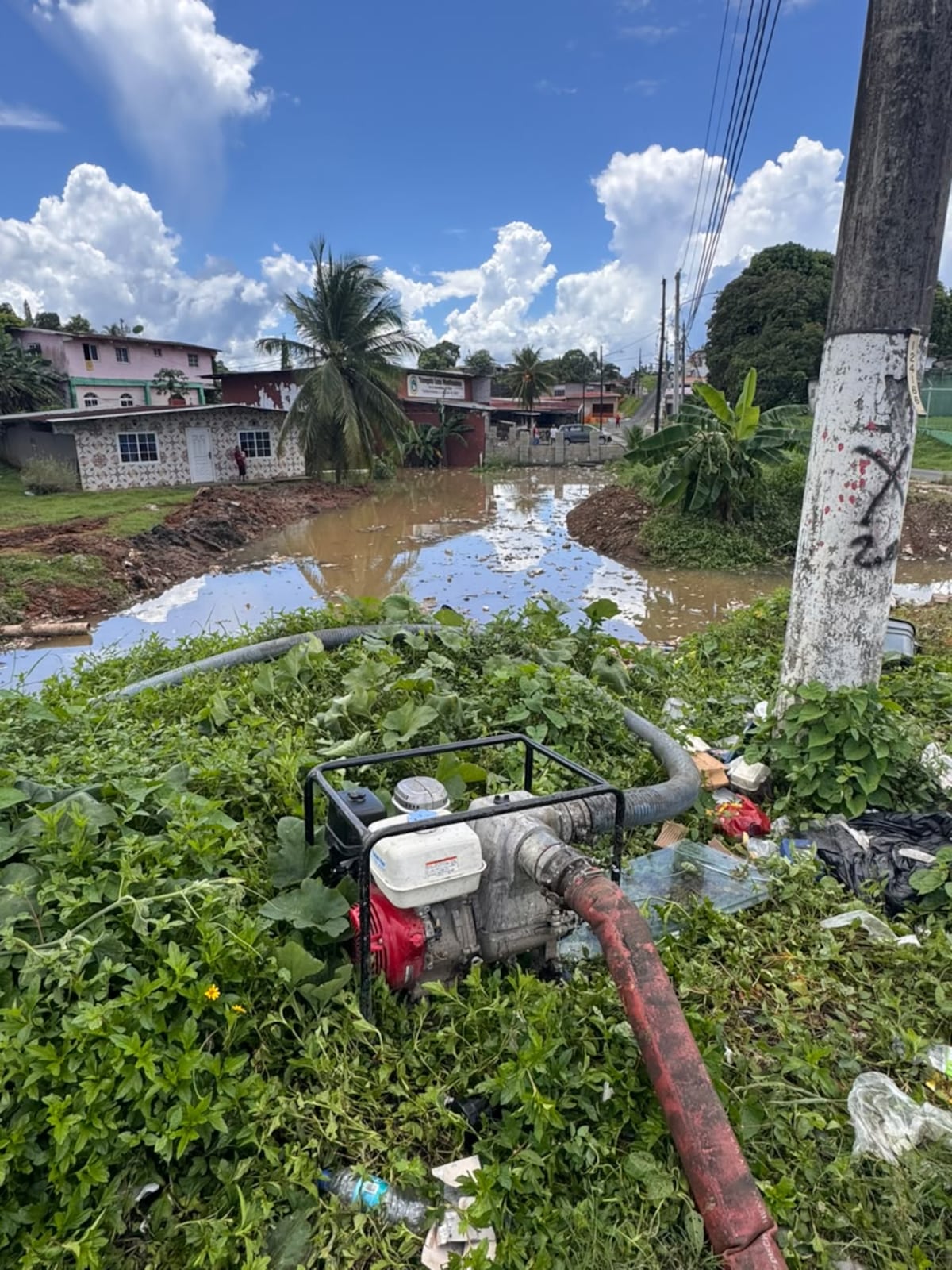 Basura en una zanja provoca inundaciones en viviendas de El Nazareno B, en Colón