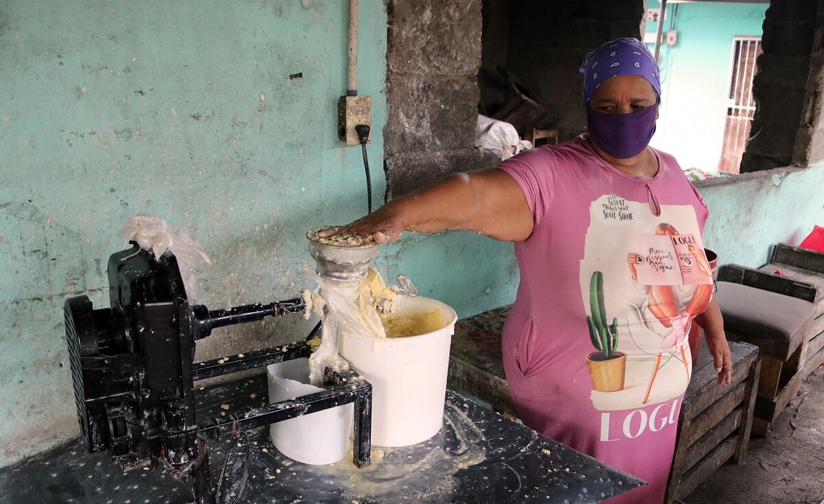 Esfuerzo y dedicación. Mariela lleva más de 35 años haciendo el famoso bollo pacoreño
