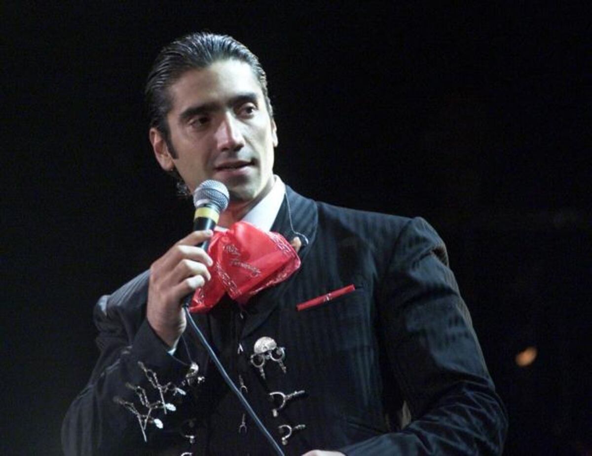 Alejandro Fernández demanda a imitador