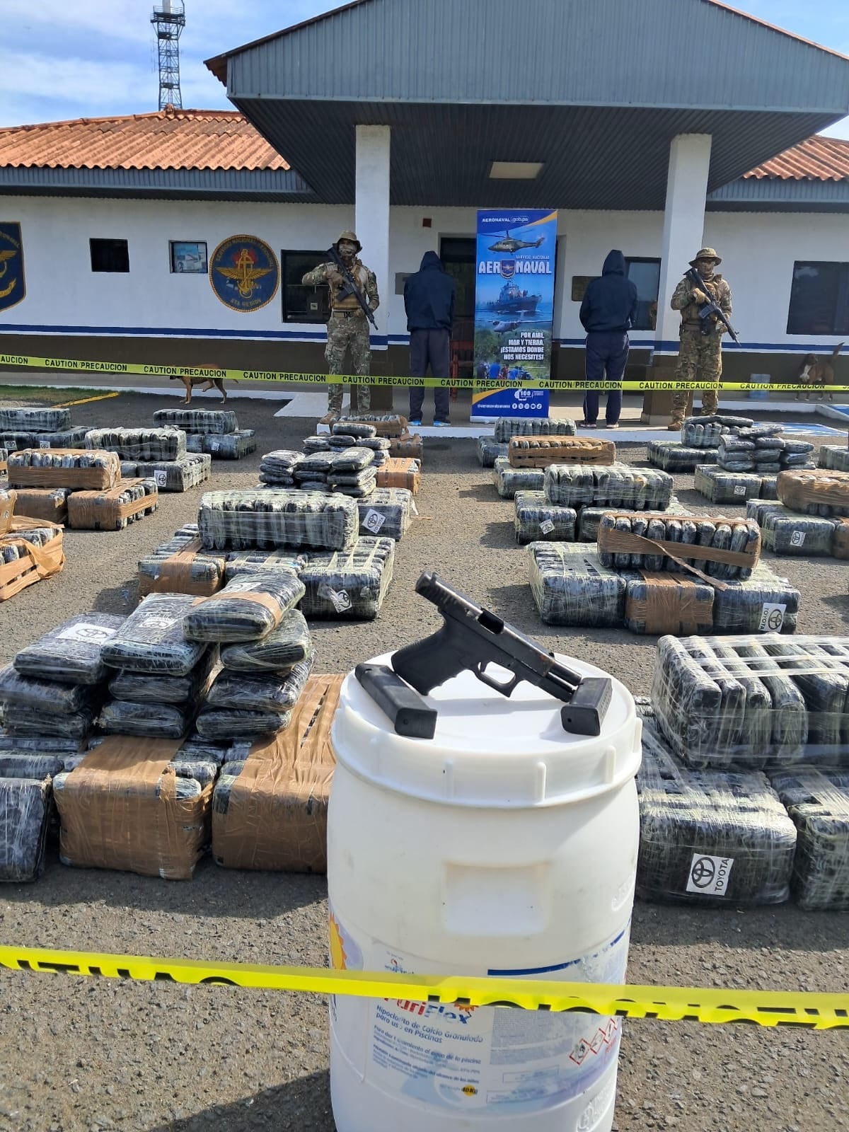 Persecución en aguas santeñas deja más de una tonelada de droga bajo custodia