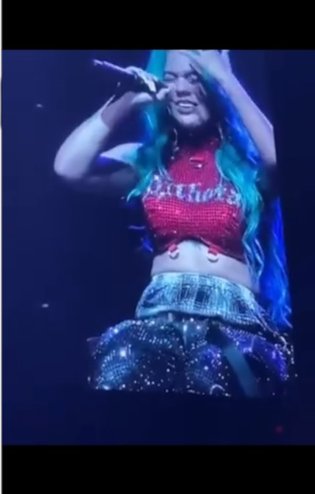 ‘Se me rompieron las uñas, me duele todo’. Karol G sufre aparatosa caída en pleno escenario. Rompe en llanto. Videos