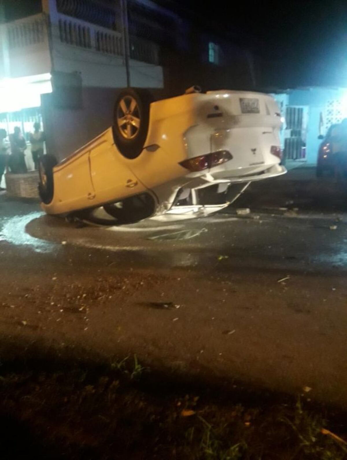 Una niña se sale del carro en marcha al escapar de balacera | Video