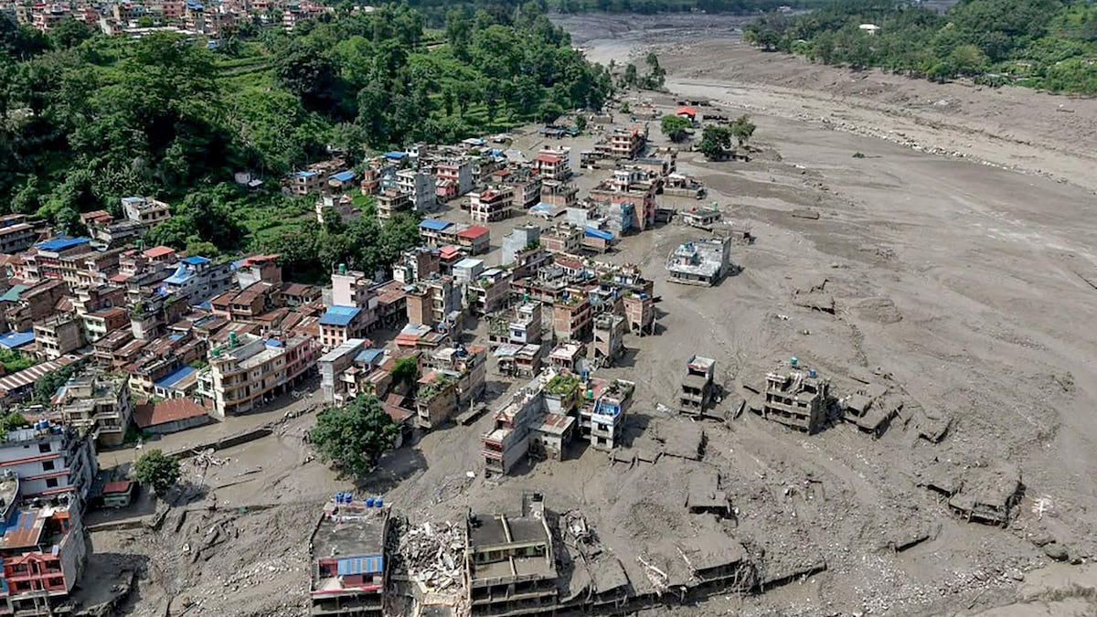 Riada en Nepal: Más de 390 muertos, unos mil 400 desaparecidos y miedo a otra crecida