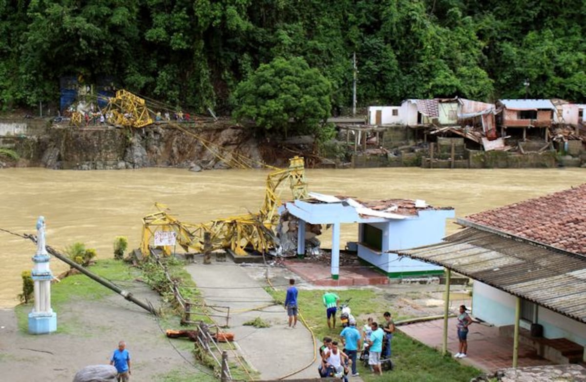 ¡Por poquito! Un obrero se salva de morir tras desborde de represa en Colombia