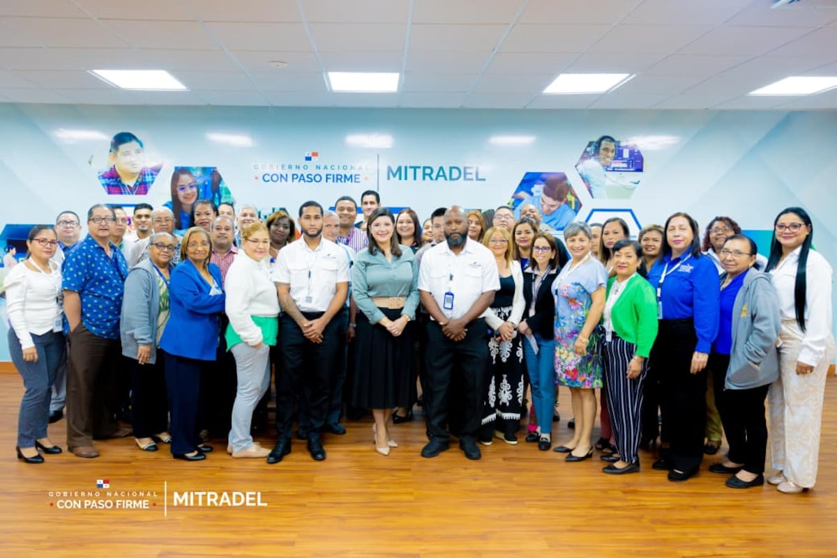 ¡Pa’l trabajo gratis! Mitradel les pone buses a sus funcionarios de Panamá Oeste