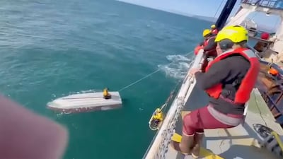 Rescatan con vida a un adolescente tras pasar días sobre un bote volcado en Alaska