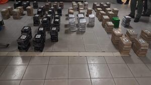 Extranjeros caen con droga. Los sacos estaban oculto dentro de un velero