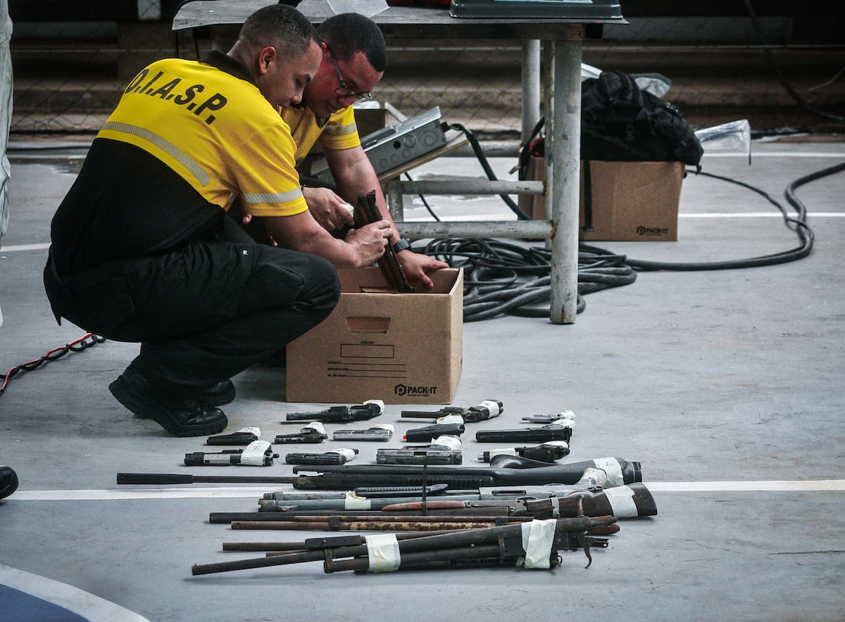 Bonos por pistolas y escopetas: Entregan 28 armas y casi 5 mil municiones en programa ‘Armas por Comida y Medicinas’