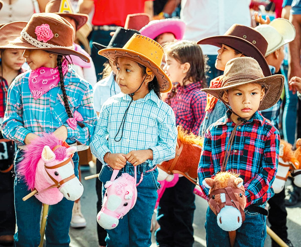 Caballitos de palo llenan Santiago de alegría
