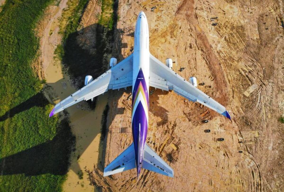 Tremenda sorpresa se llevaron unos aldeanos tailandeses al ver avión en su patio