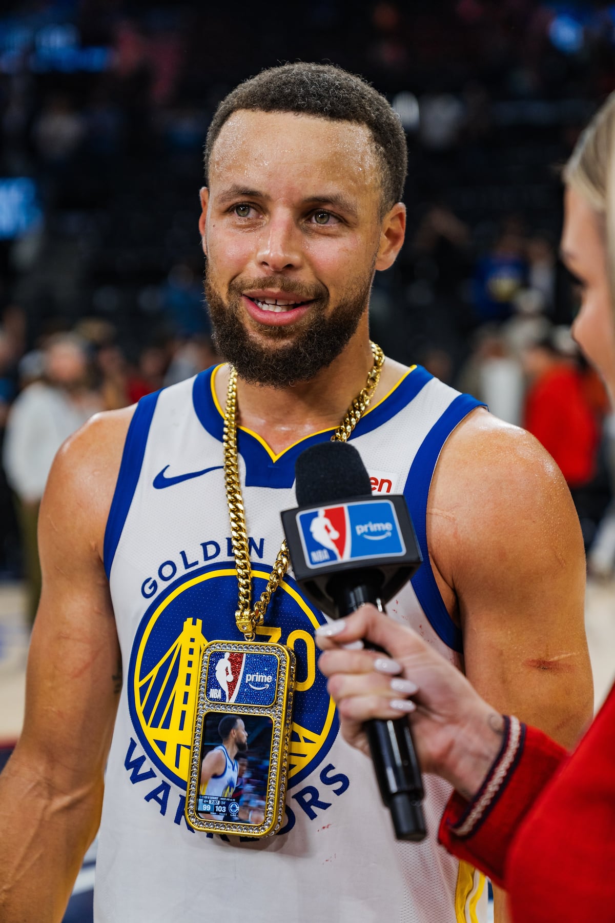 Stephen Curry deja chispazos en una temporada para el olvido