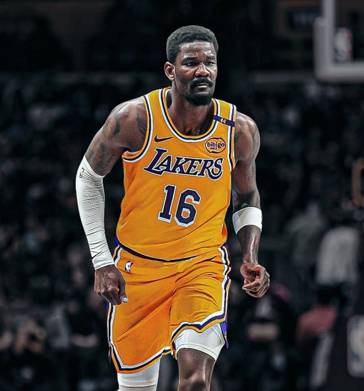 Lakers refuerzan la pintura con el gigante Deandre Ayton