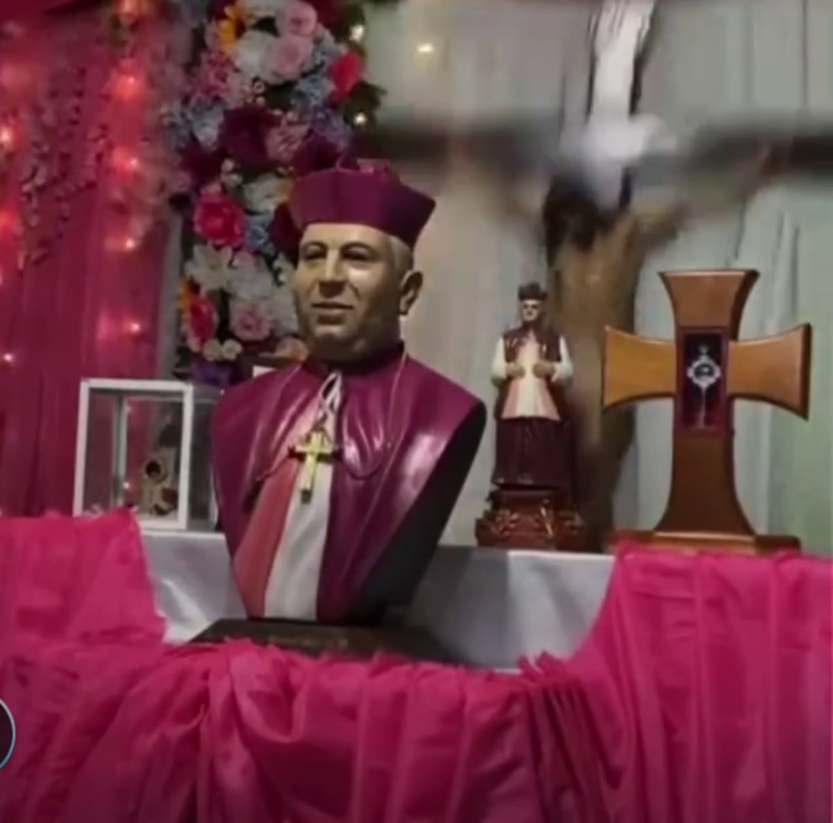 Vídeo | ¡Que susto! Cruz se desprende durante un rosario tras incidentes similares