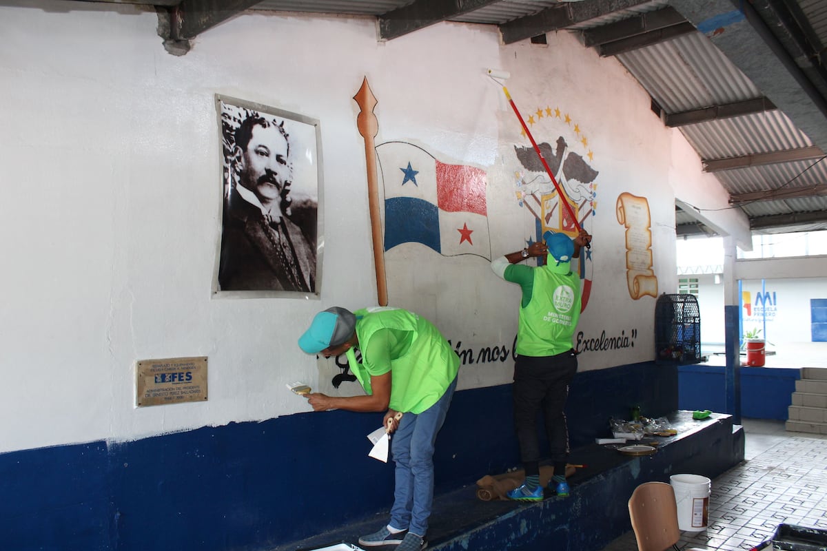 Privados de libertad apoyan con limpieza de escuelas