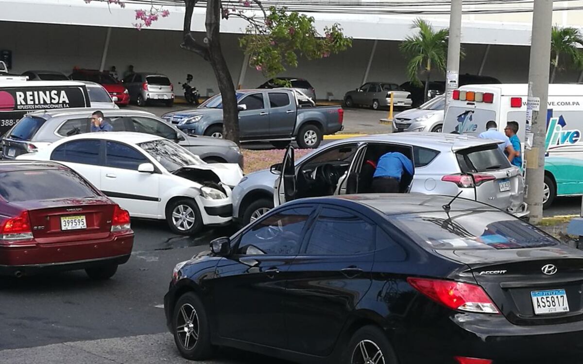 Pasajera de Uber recibe fuerte golpe en terrible colisión