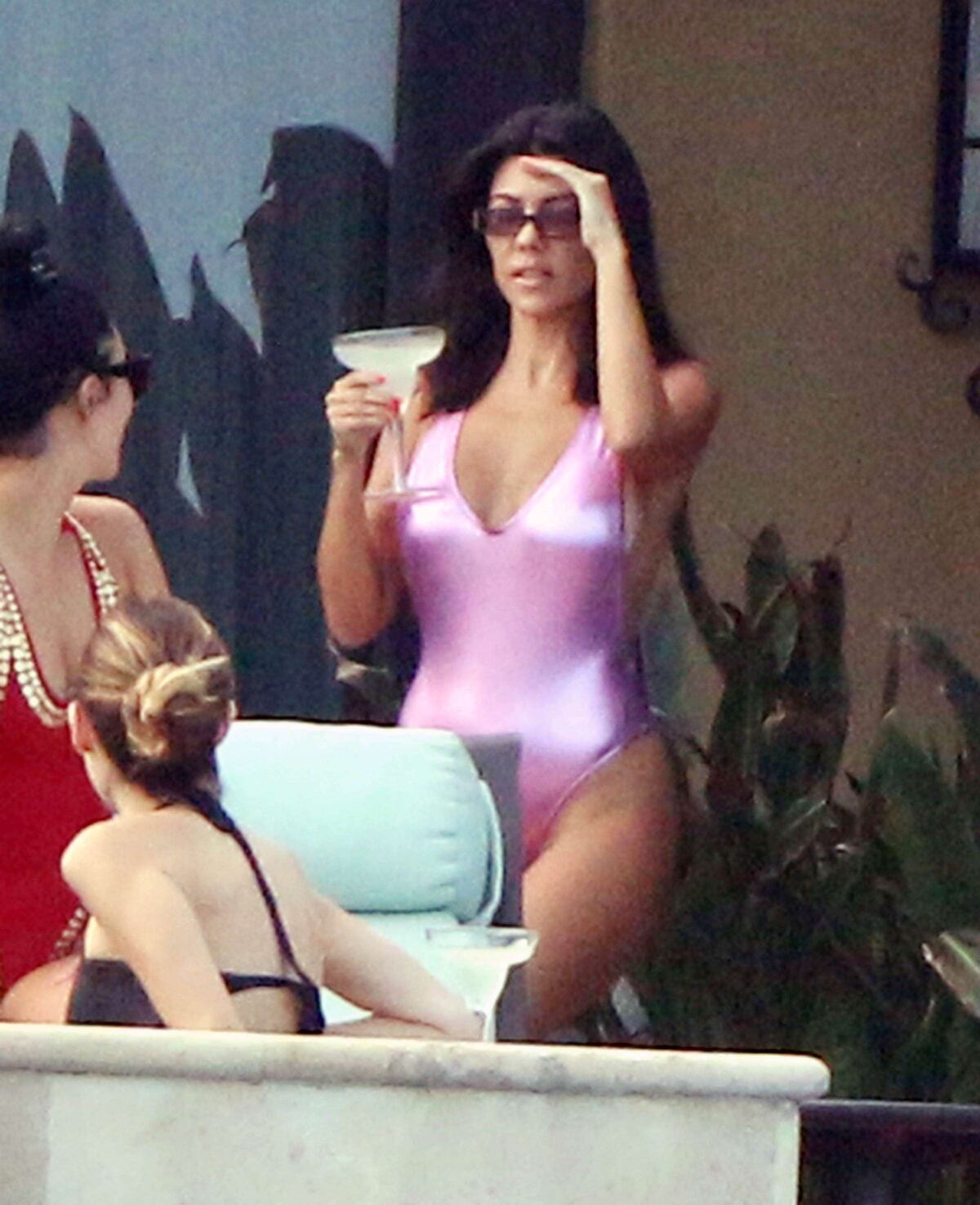 Kourtney Kardashian luce sus encantos en un traje de baño no apto para cardíacos