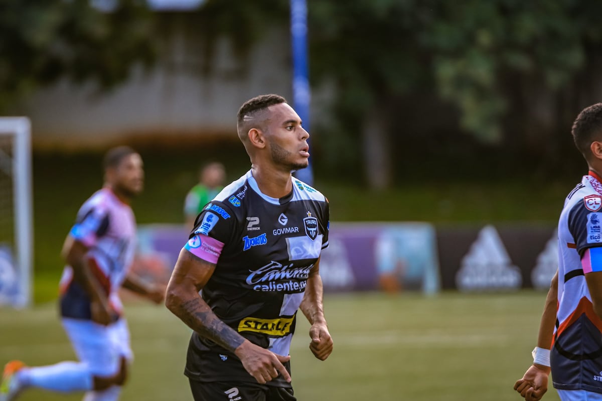 Ismael Díaz mantiene líder al Tauro con un doblete