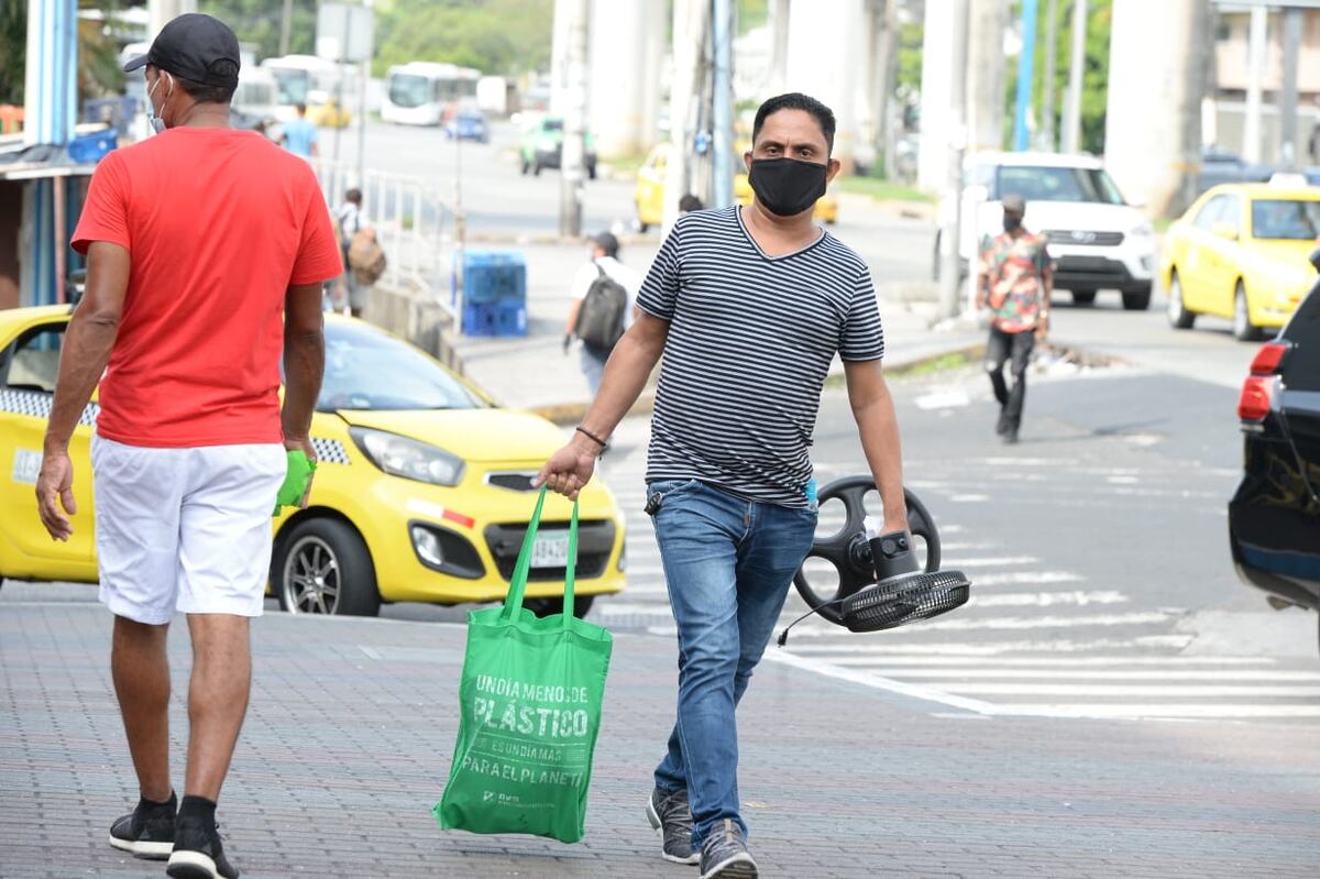 Hombres son más propensos a contraer covid-19 en Panamá. Los que están trabajando son los que están llevando el virus a casa