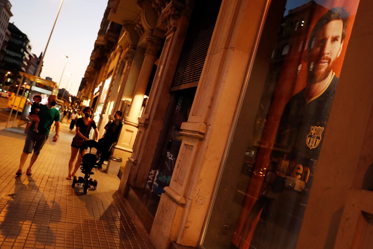 Los aficionados del Barcelona celebran por todo lo alto que el argentino se queda
