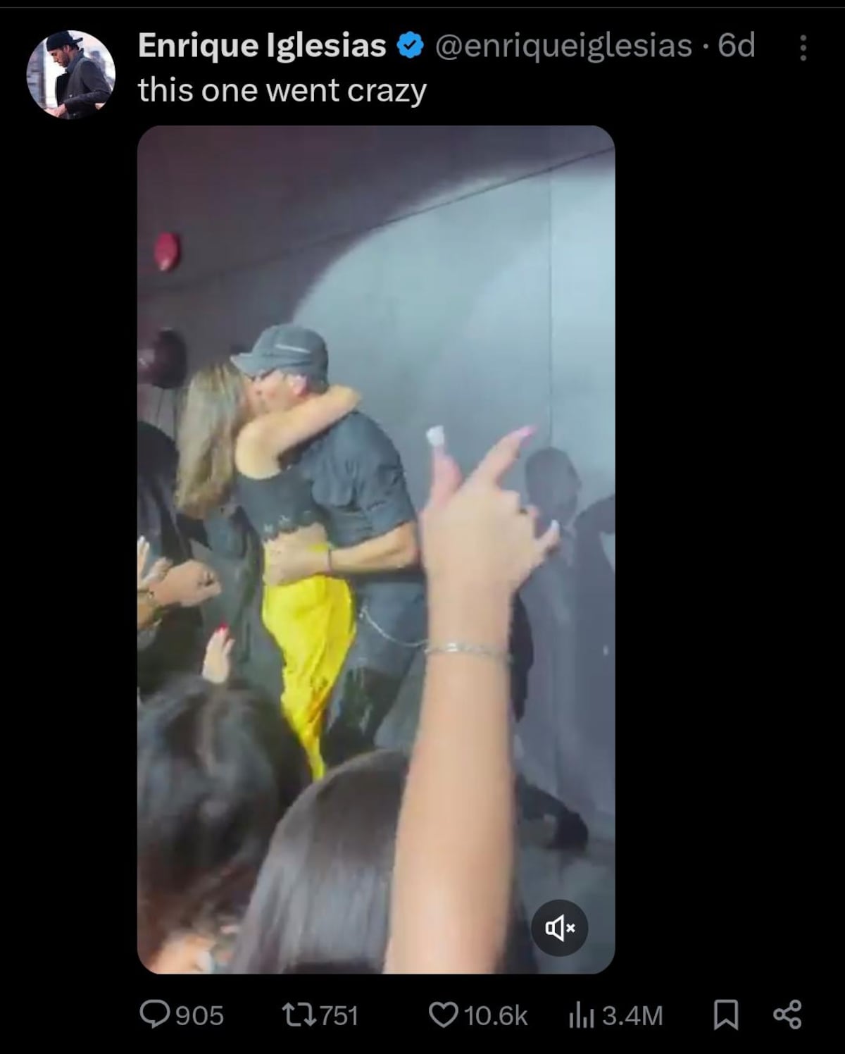 ¡Ay, qué calor! El beso ardiente de Enrique Iglesias con una fan en pleno concierto se vuelve viral + VIDEO