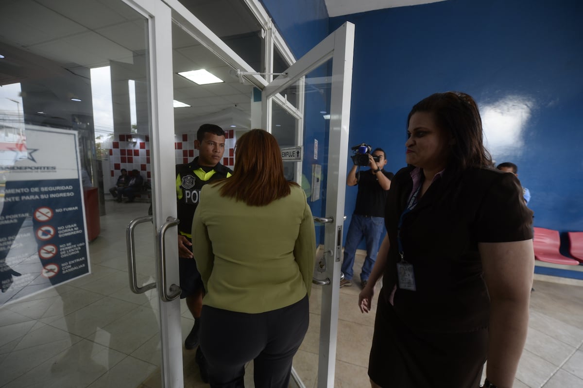 Fiscalía revisa contratos y solicitudes recabadas durante allanamiento a Pandeportes 